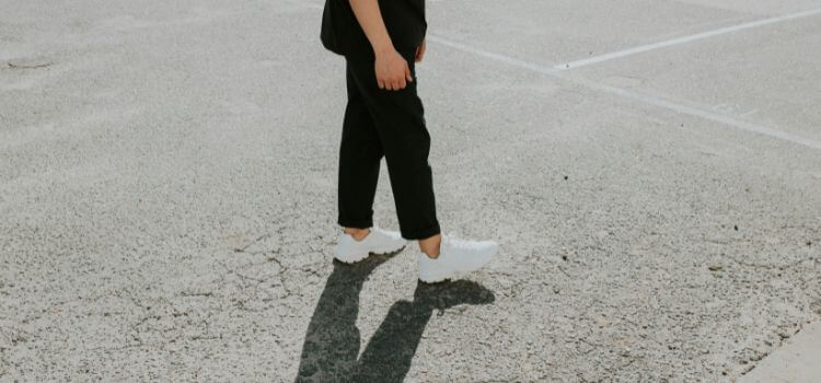 can you wear white shoes with black pants